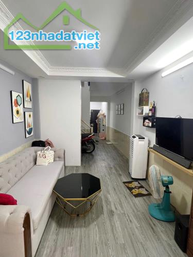 Nhà 2 tầng hẻm thông gần mặt tiền Nguyễn Duy P9Q8 - 1