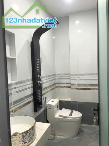 Cực Hiếm! Nhà Mới Keng 3 Tầng, 4PN, Vị Trí Đẹp Hẻm 8m, Tăng Nhơn Phú B - 64m², Giá Chỉ - 1