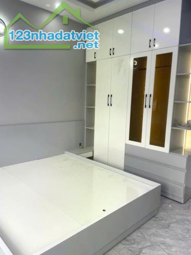 Cực Hiếm! Nhà Mới Keng 3 Tầng, 4PN, Vị Trí Đẹp Hẻm 8m, Tăng Nhơn Phú B - 64m², Giá Chỉ - 2