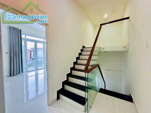 Cho thuê tx43 phường thạnh Xuân quận 12 
Nhà 3 phòng ngủ đường thông xe hơi
 1 trệt 1 lầu - 1