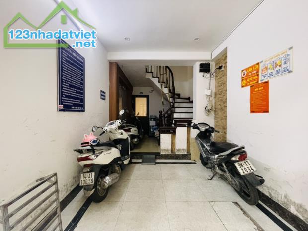 Nhà lô góc, phòng nào cũng có ánh sáng tự nhiên.
Nhà còn mới, đã full phòng, khách vào - 2
