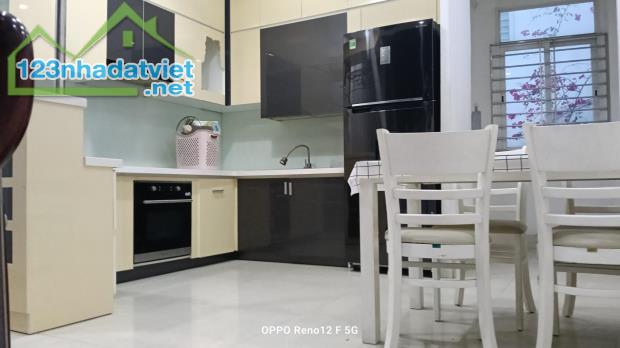 Nhà 4Tầng MẶT TIỀN, ÔTÔ TRONG NHÀ, Gần BV Lê Văn Thịnh Q2. Giá 10.X Tỷ
