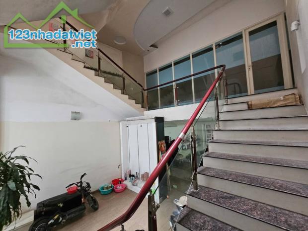 Bán nhà Tô Ngọc Vân - 90m2 x 4T x MT 8m - Ngõ thông oto tránh - 4 ngủ - Hướng DB - 1