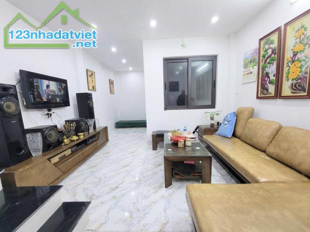 Bán Nhà đẹp phố Ngọc Trì,DT 45M, MT 4M,ngõ thông,ô tô đỗ cổng. Nhỉnh 6 Tỷ + VỊ trí: Nhà nằ