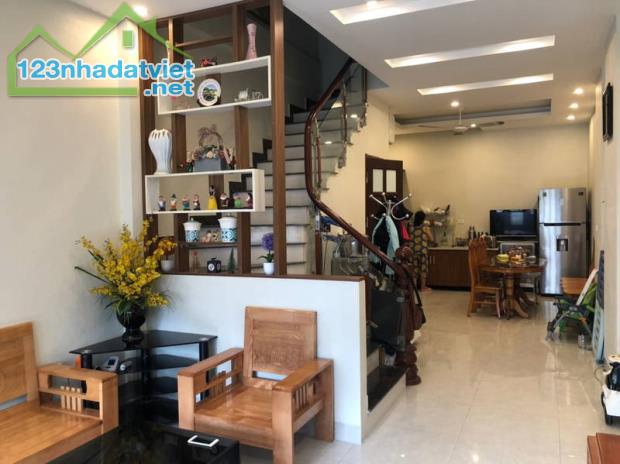 Bán Nhà đẹp phố Ngọc Trì,DT 45M, MT 4M,ngõ thông,ô tô đỗ cổng. Nhỉnh 6 Tỷ + VỊ trí: Nhà nằ - 1