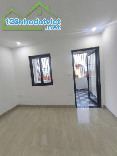 Bán Nhà đẹp phố Ngọc Trì,DT 45M, MT 4M,ngõ thông,ô tô đỗ cổng. Nhỉnh 6 Tỷ + VỊ trí: Nhà nằ - 3