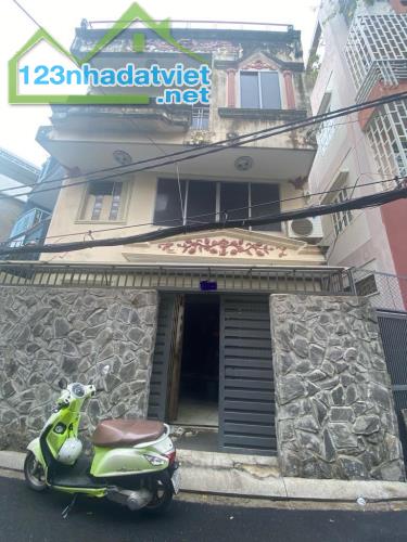 Nhà cũ bán đất - mặt phố 399 Âu Cơ - 122m2 x 3T x MT 6m - o to 2 chiều - lô góc