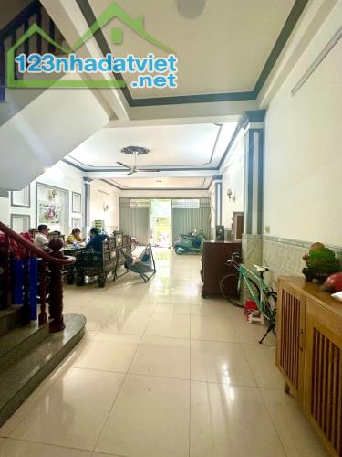 Nhà cũ bán đất - mặt phố 399 Âu Cơ - 122m2 x 3T x MT 6m - o to 2 chiều - lô góc - 1