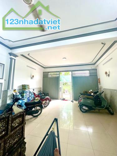 Nhà cũ bán đất - mặt phố 399 Âu Cơ - 122m2 x 3T x MT 6m - o to 2 chiều - lô góc - 2