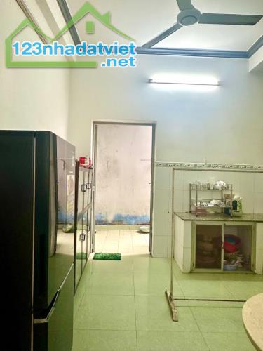 Nhà cũ bán đất - mặt phố 399 Âu Cơ - 122m2 x 3T x MT 6m - o to 2 chiều - lô góc - 3