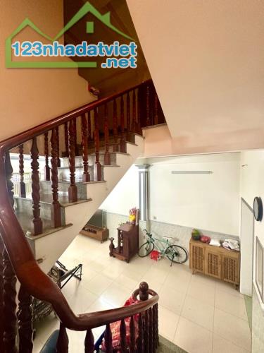 Nhà cũ bán đất - mặt phố 399 Âu Cơ - 122m2 x 3T x MT 6m - o to 2 chiều - lô góc - 4