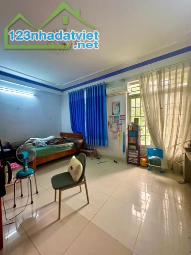 Nhà cũ bán đất - mặt phố 399 Âu Cơ - 122m2 x 3T x MT 6m - o to 2 chiều - lô góc - 5