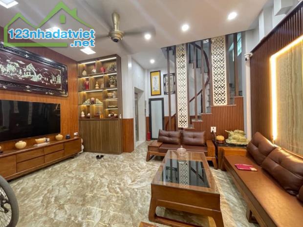 BÁN NHÀ HOÀNG ĐẠO THÀNH, GARA Ô TÔ, THANG MÁY, NỘI THẤT XỊN, 34M2, 6 TẦNG, GIÁ 10.99 TỶ.