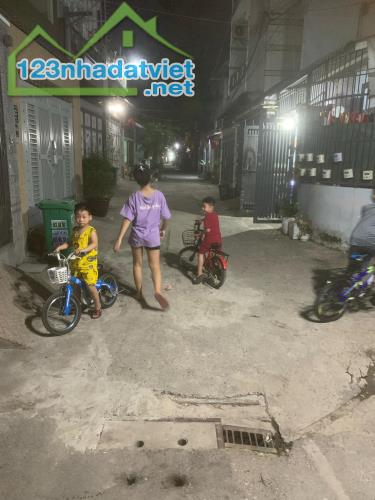 Bán nhà 4 tầng, Dương Thị Mười, Quận 12, hẻm xe hơi, 4PN, nhỉnh 4 tỷ - 5