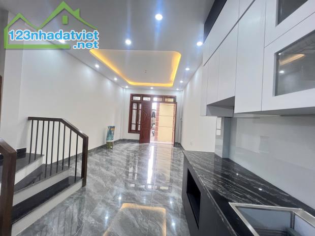 Nhà đẹp ngõ thoáng khu dân trí cao Thạch Bàn Long Biên DT 33m2 . Giá 5.45 tỷ - 4