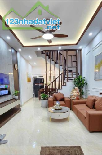 Bán gấp nhà Mễ Trì, ngõ nông 3 gác tránh SH, sổ vuông đẹp, 45m2, Chỉ 7.3 tỷ