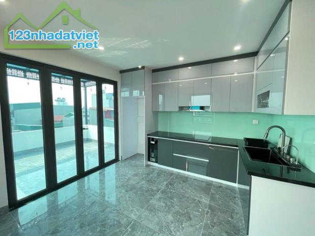 Nhà mới đẹp thang máy sịn chạy vù vù ở sướng lắm ý