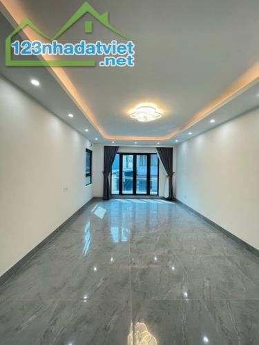 Nhà mới đẹp thang máy sịn chạy vù vù ở sướng lắm ý - 1