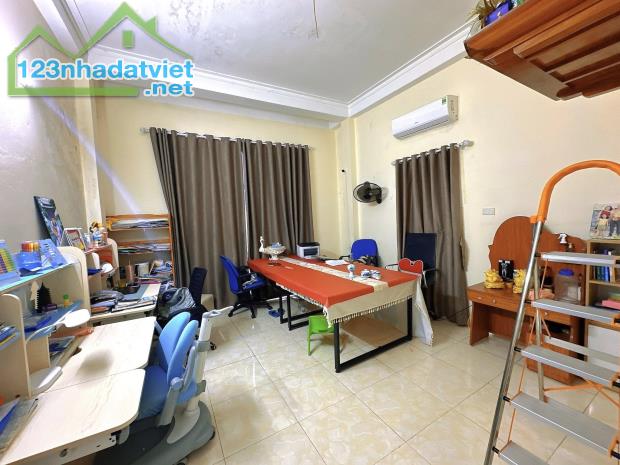 BÁN NHÀ LẠC LONG QUÂN 51M2 x 3 TẦNG - MT 4.3M - Ô TÔ TRÁNH - LÔ GÓC THÔNG - GIÁ 11.8 TỶ - 2