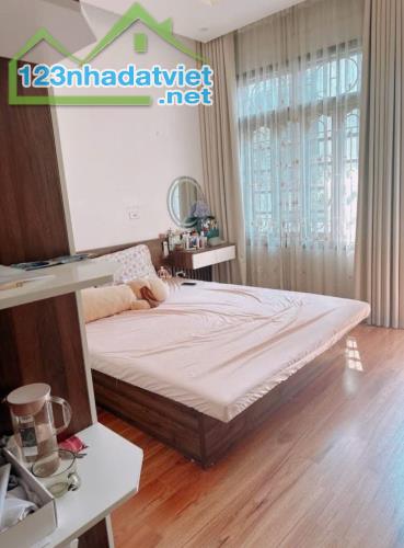Bán gấp nhà đẹp Đình Thôn, ngõ thông, rộng 2.7m, 40m ra bãi oto, 52m2, Chỉ 8.1tỷ - 2