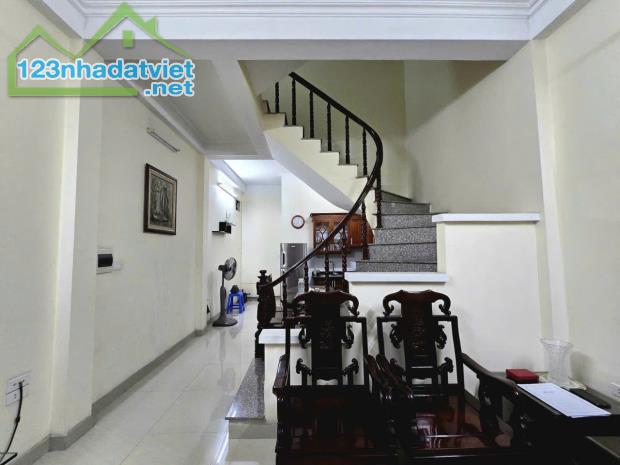 HÀNG HIẾM BÁT KHỐI - DÂN XÂY - Ô TÔ ĐỖ CỔNG - FULL NỘI THẤT 40M2- 6,1 TỶ
