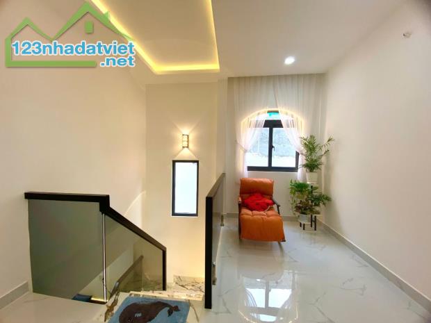 QUẬN 7 - NHỘN NHỊP NHẤT KHU VỰC - CÁCH QUẬN 4 ĐÚNG 1 CÂY CẦU - 6 PHÚT VỀ QUẬN 1 - NHỈNH 6 - 2