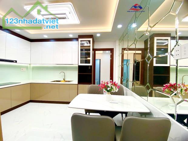 QUẬN 7 - NHỘN NHỊP NHẤT KHU VỰC - CÁCH QUẬN 4 ĐÚNG 1 CÂY CẦU - 6 PHÚT VỀ QUẬN 1 - NHỈNH 6 - 5