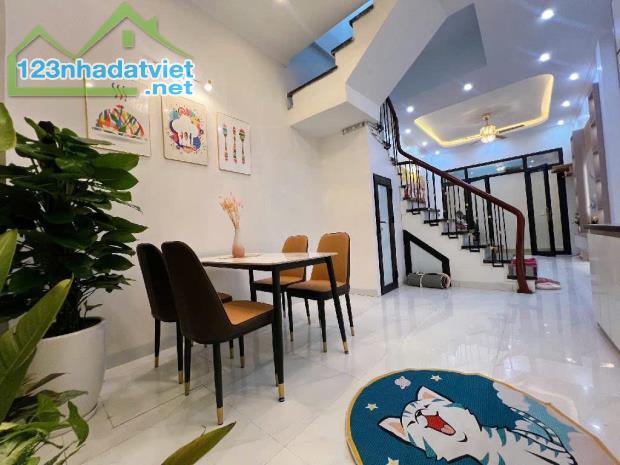 BÁN NHÀ TRẦN HỮU TƯỚC 36M2 x 4 TẦNG, MT RỘNG 4.7M, CÓ SÂN RỘNG TRƯỚC NHÀ, GIÁ 7.9 TỶ