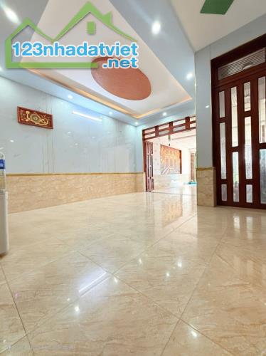 Bán nhà 2 Tầng 116m2 Dĩ An,đường xe hơi,có sân đậu xe,gần UBND phường