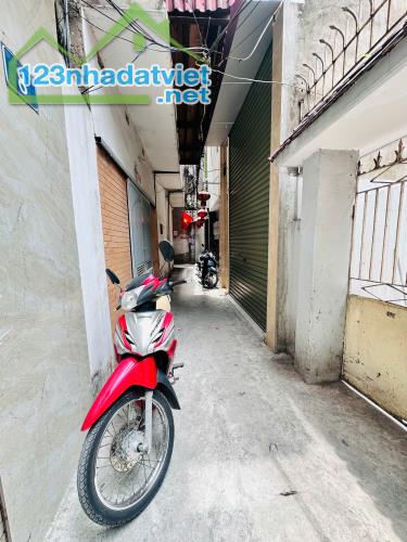 Bán nhà riêng Hoàng Liên, Bắc Từ Liêm, 33m, ngõ thông gần ô tô, nhỉnh 3 tỷ