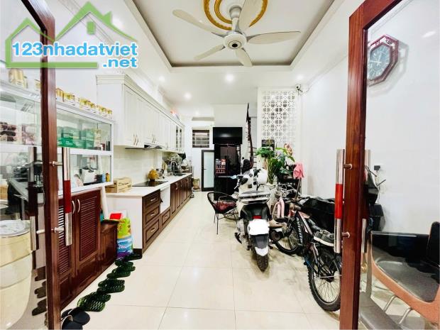 Bán nhà Lạc Long Quân Cầu Giấy gần ô tô ngõ thông 35m2 5T MT 4m dân xây đủ đồ ở luôn 7.5tỷ - 1