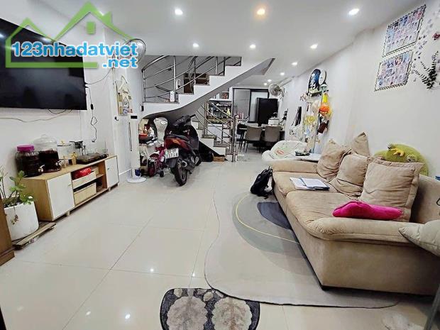 NHÀ 3/2 Q10 - HẺM 3M VÀI BƯỚC RA XE TẢI TRÁNH - 50M2 (4x12.5)- 3 TẦNG BTCT - 3PN CHỈ 8.3TỶ