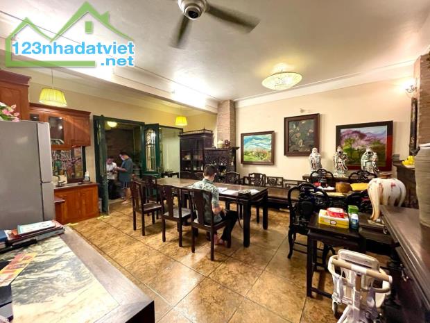 Hoàng Hoa Thám - Ba Đình, Ô Tô Đỗ Cửa, 82m2 x 4 Tầng, MT 5.6m, Giá 18.8 tỷ LH: 0977658369