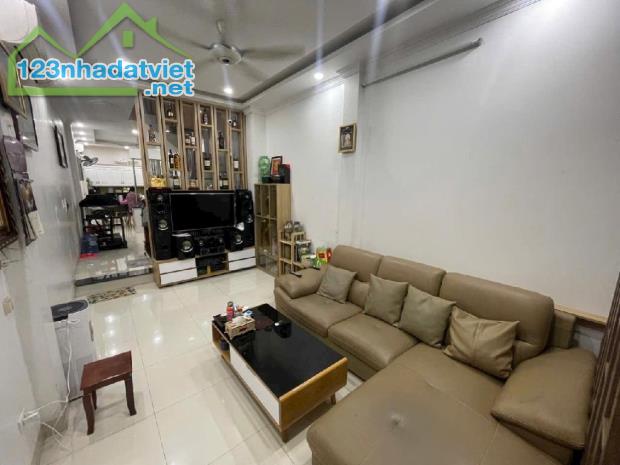 Bán nhà Long Biên, nội thất cơ bản, khu vực trung tâm, nở hậu, 9 tỷ x