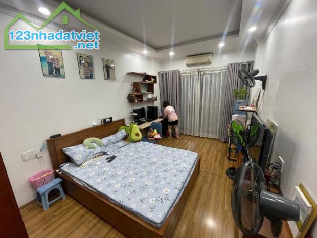Bán nhà Long Biên, nội thất cơ bản, khu vực trung tâm, nở hậu, 9 tỷ x - 3