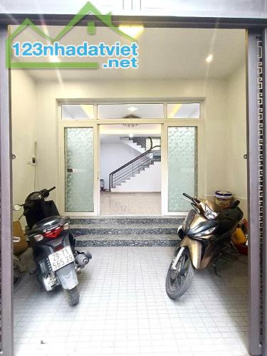 Nhà 5 tầng Lạc Long Quân - 48,5m2 vuông vắn - 2 mặt thoáng - Chào 9,5 tỷ