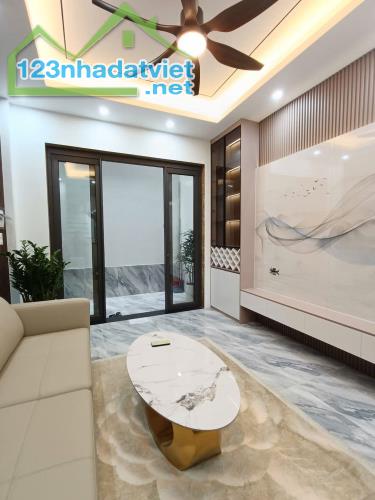 Bán nhà Chùa Láng, đẹp như khách sạn, xây mới, nội thất xịn, 2 thoáng, 45m 4 tầng 10.9 tỷ