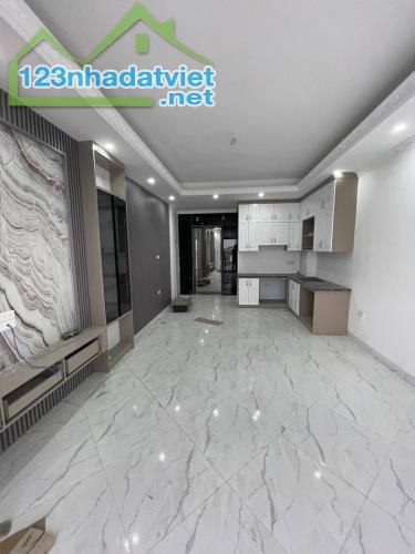 Bán Nhanh Nhà Bát Khối 42m 6 Tầng Thang Máy mặt tiền 3.9m Chỉ 8.4 Tỷ Long Biên Gara ÔTô - 2