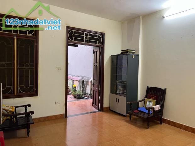 Cho thuê nhà ngõ ô tô Vũ Hữu, 3 tầng x 70m2, 4 ngủ, 15 Triệu, ở nhóm 8 người, VP c.ty - 2