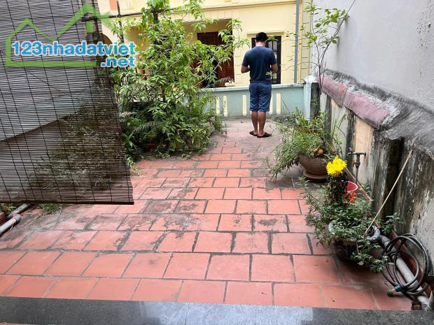 Cho thuê nhà ngõ ô tô Vũ Hữu, 3 tầng x 70m2, 4 ngủ, 15 Triệu, ở nhóm 8 người, VP c.ty - 4