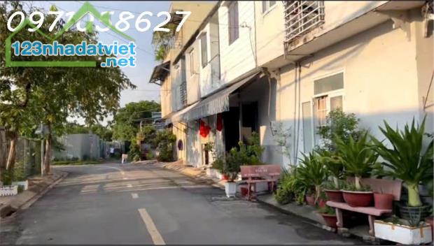 Chính chủ cần bán nhà trung tâm Hóc Môn - đường xe hơi đậu cửa - DT 900m2 - giá đầu tư - 1