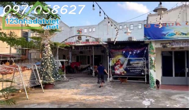 Chính chủ cần bán nhà trung tâm Hóc Môn - đường xe hơi đậu cửa - DT 900m2 - giá đầu tư - 3