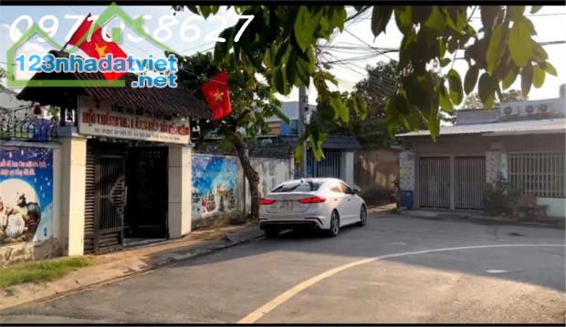 Chính chủ cần bán nhà trung tâm Hóc Môn - đường xe hơi đậu cửa - DT 900m2 - giá đầu tư - 4
