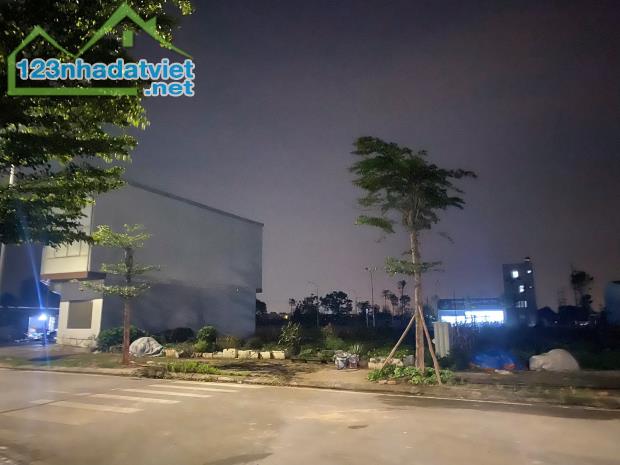 Chính Chủ Gửi Bán 90m Đấu Giá X6 Liên Hà - View Hồ - Vỉa Hè - Giá Rẻ