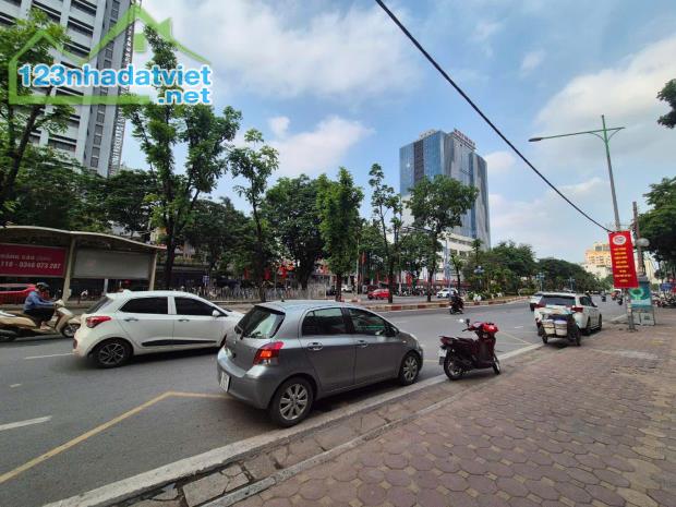 Mặt phố Hoàng Quốc Việt - Nhà 6 tầng kinh doanh - Vỉa hè rộng - Sổ vuông đét.