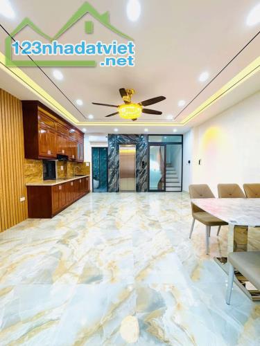 Cách Ô Tô 20m, Nguyễn Văn Cừ, 3 Thoáng, Thang Máy, Full Nội Thất