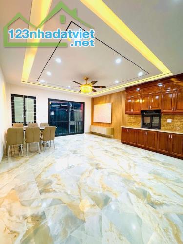 Cách Ô Tô 20m, Nguyễn Văn Cừ, 3 Thoáng, Thang Máy, Full Nội Thất - 1