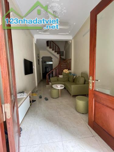 Cho thuê nhà ngõ ô tô Khương Thượng, 4 tầng x 30m2, 4 ngủ, 11.5 Triệu/th