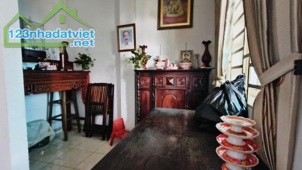 Gấp bán nhà Quận 9(cũ), gần Vincom Lê Văn Việt, giá 7.5 tỷ, 3 tầng, dt 70m2.