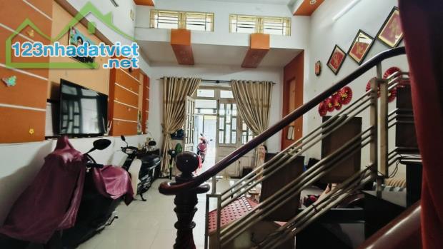 Gấp bán nhà Quận 9(cũ), gần Vincom Lê Văn Việt, giá 7.5 tỷ, 3 tầng, dt 70m2.